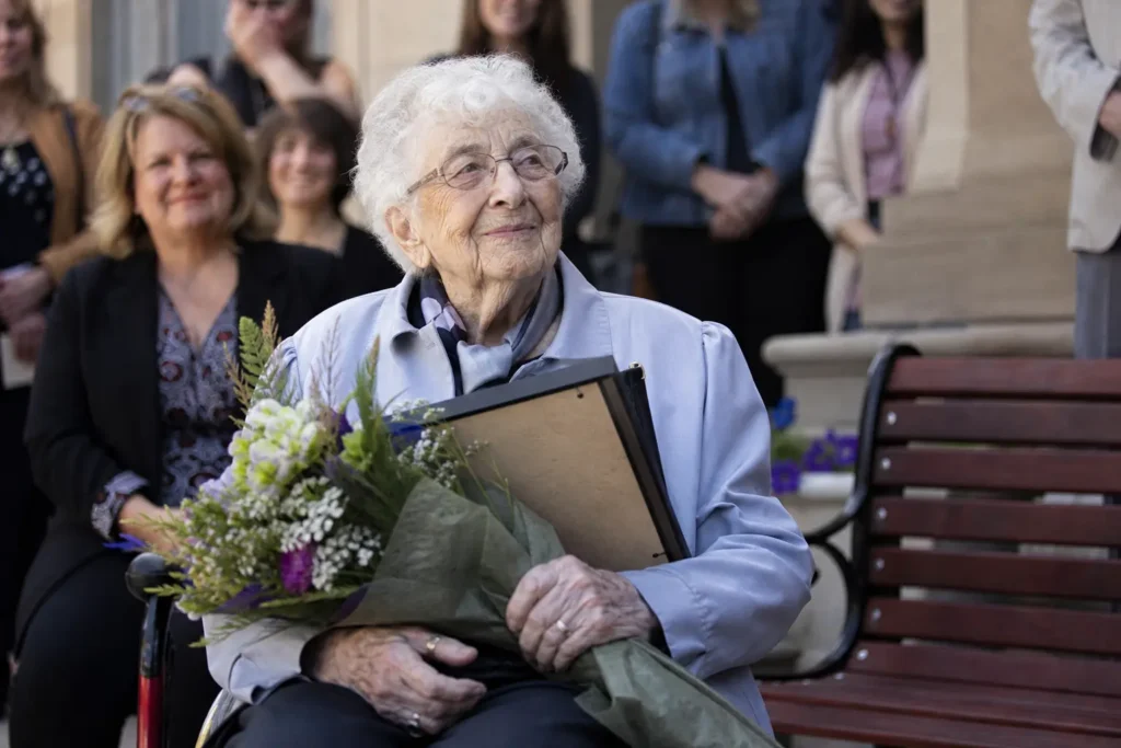 Олив Сайдор, 97 лет: 65 лет волонтерства в районе Росслин