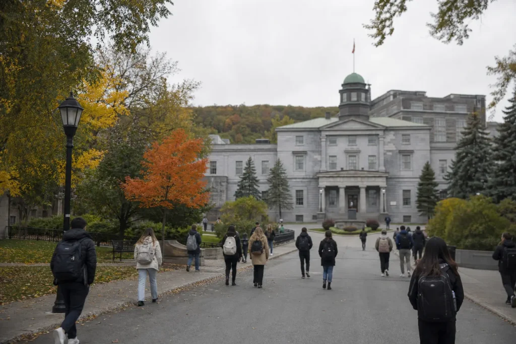 Студенты юридического факультета McGill спорят о возвращении осуждённого убийцы в аудитории